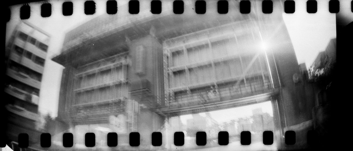 yoshing_BT's tweet photo. そうは言っても失敗だよな〜。フィルム2本目は白黒フィルム。#LomographyEARLGREY100 
フィルム入れ替えた時もバルブになってたの気付かなかったんだよ。でもこういうテイストを生かせないかな〜と https://t.co/waFYFmZU1j
