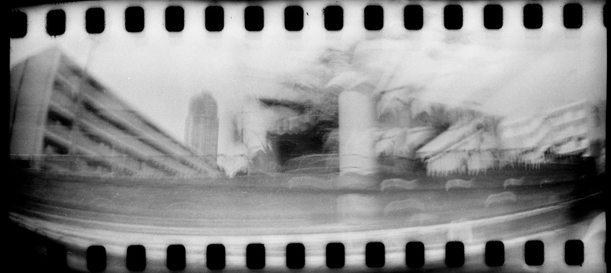 yoshing_BT's tweet photo. そうは言っても失敗だよな〜。フィルム2本目は白黒フィルム。#LomographyEARLGREY100 
フィルム入れ替えた時もバルブになってたの気付かなかったんだよ。でもこういうテイストを生かせないかな〜と https://t.co/waFYFmZU1j