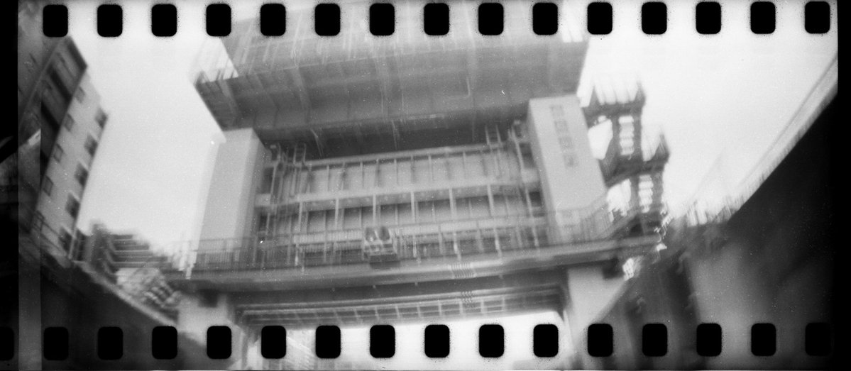 yoshing_BT's tweet photo. そうは言っても失敗だよな〜。フィルム2本目は白黒フィルム。#LomographyEARLGREY100 
フィルム入れ替えた時もバルブになってたの気付かなかったんだよ。でもこういうテイストを生かせないかな〜と https://t.co/waFYFmZU1j