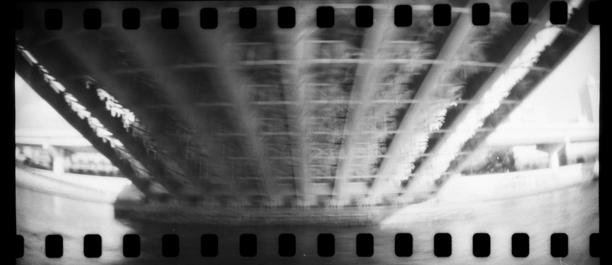 yoshing_BT's tweet photo. そうは言っても失敗だよな〜。フィルム2本目は白黒フィルム。#LomographyEARLGREY100 
フィルム入れ替えた時もバルブになってたの気付かなかったんだよ。でもこういうテイストを生かせないかな〜と https://t.co/waFYFmZU1j