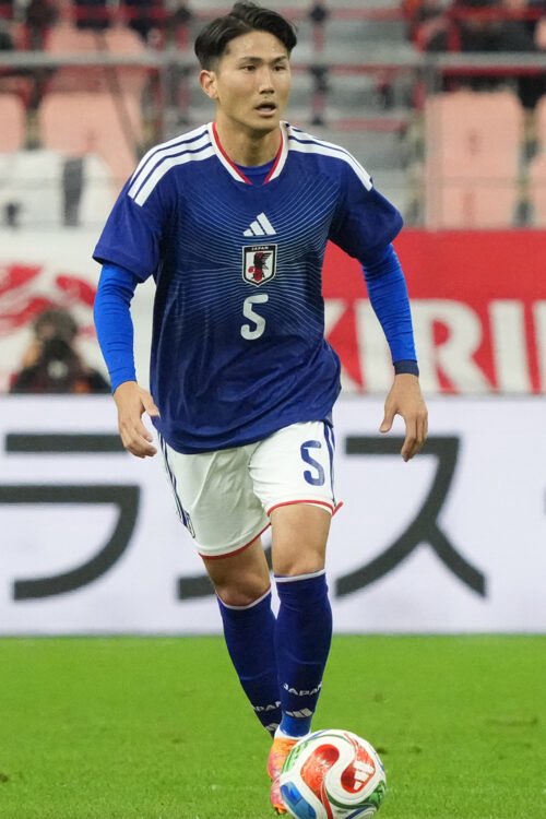 shinji_exe_'s tweet photo. サッカーWカップ日本代表 渡辺剛の生き様が勉強になりすぎる。

中学卒業時、身長160cmと小柄でFC東京U-18に昇格できず
↓
山梨学院大学附属高校に進学。1年で身長が20cm以上伸び、中盤からCBにコンバート
↓
中央大学を経てFC東京と契約。81試合に出場
↓
2022年、24歳でベルギー2部相当のコルトレイクへ完全移籍
↓
1年目、フィールドプレーヤー唯一の全試合フル出場。4つの守備成績でリーグ1位
↓
2023年、ヘントへ移籍。2年目はファン投票でクラブ年間MVPに選出
↓
2025年夏、約15億円でフェイエノールトへ完全移籍。クラブ史上有数の補強と評される
↓
ヨーロッパリーグで初ゴール。現オランダ代表監督以来30年ぶりの記録達成
↓
リーグ戦守備ランク5位、公式戦39試合5ゴール。市場価値は約18億円まで上昇
↓
2026年、ブラジル戦・イングランド戦の歴史的勝利の原動力に
↓
大卒8年目で初のW杯メンバー選出。29歳で初めてのW杯に挑む

160cmで光が当たらなかった少年が、コツコツ努力して未来を掴んだ。
中盤からCBにコンバートしても努力で適応した。
ベルギー2部相当からスタートしても、毎年クラブを変えながら自分の市場価値を上げてきた。

「与えられた場所で、何を極めたら自分が輝けるか」
それを問い続けた人間に、いつか必ず光が当たる。

遅咲きでも、毎日積み上げた人だけが立てる舞台。諦めたらそこで試合終了はガチ。