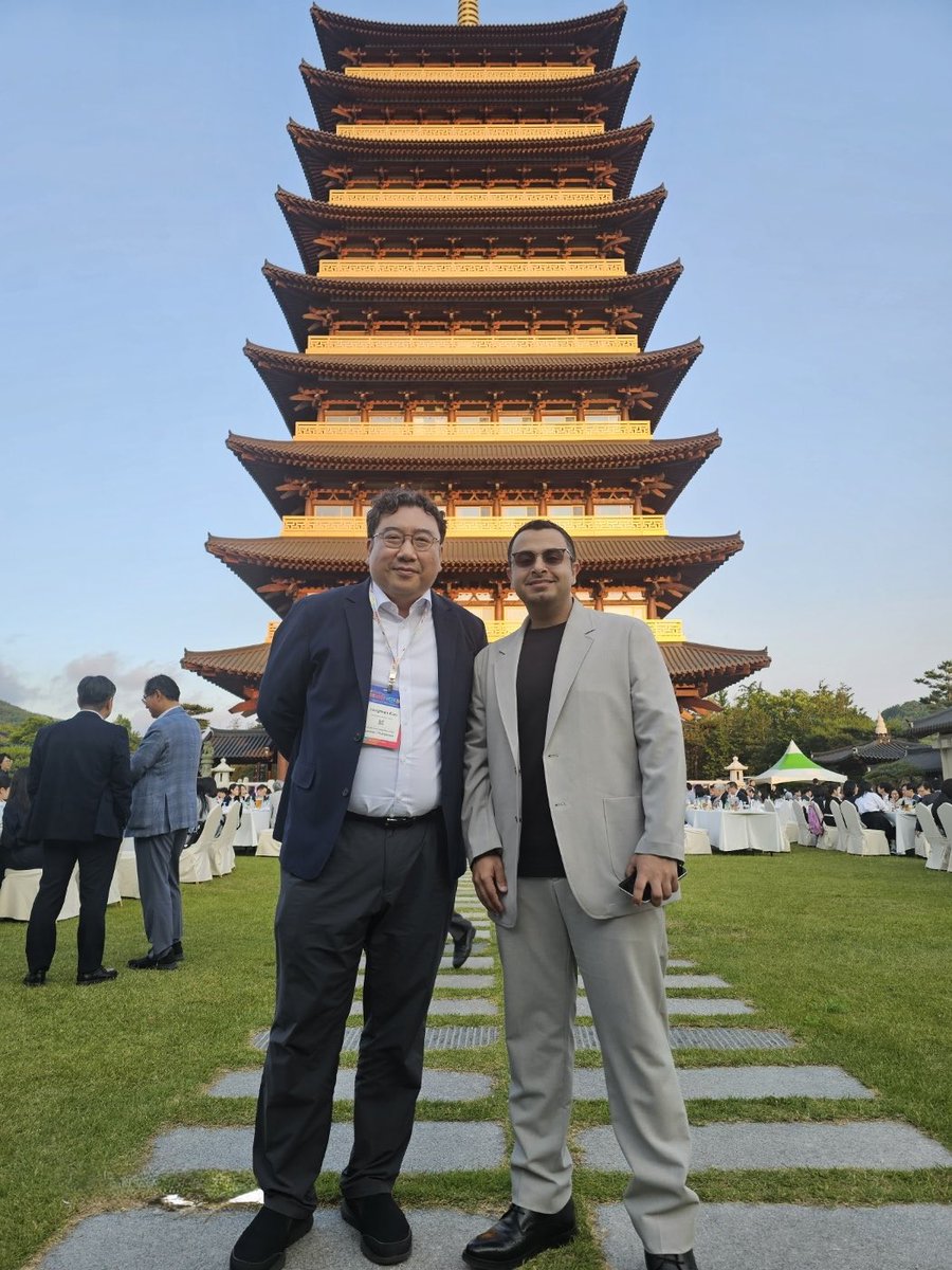 Dramalshamrani's tweet photo. اليوم انُهي بحمد الله ٢٧ شهرًا تدريبيًا مكثفًا في كوريا الجنوبية🇰🇷 في تخصص جراحة زراعة الكبد وجراحة أورام البنكرياس والقنوات الصفراوية.

خلال هذه الفترة:

•شاركت في تنفيذ ما يقارب ٤٣٠ عملية جراحية
•نشرت ٥ أبحاث علمية
•شاركت في ٥ مؤتمرات علمية
أتقدم بخالص الشكر والتقدير إلى:

•قيادتي الرشيدة على الدعم الدائم🇸🇦
•والديّ الكريمين (أمي وأبوي) وأخواني
•ابنتي الغالية الجوهرة 💘
•أصدقائي وزملائي
.استاذي الدكتور صالح البشري 💛

•وبصفة خاصة البروفيسورات والأطباء الكوريين الذين عملت معهم وتعلمـت من خبراتهم الاستثنائية.

شكرًا من القلب لكل من ساهم في هذا الإنجاز. المرحلة القادمة… أكبر وأعظم بإذن الله.🇸🇦