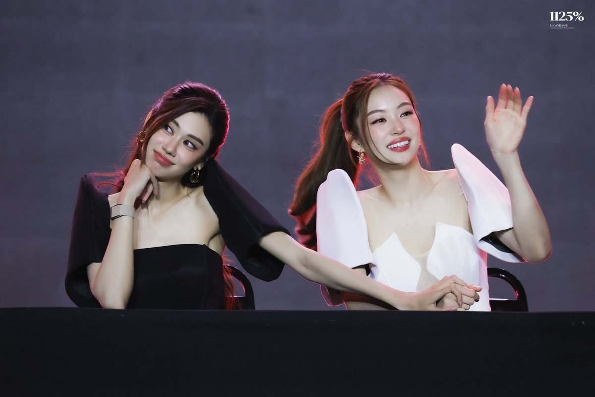 1125percent_'s tweet photo. 😘

#LenaMiuFMinManilaDay2 
#LenaMiu #ลีน่าหมิว 
#Lalinalena #MiuNatsha https://t.co/93eADp4Jnd