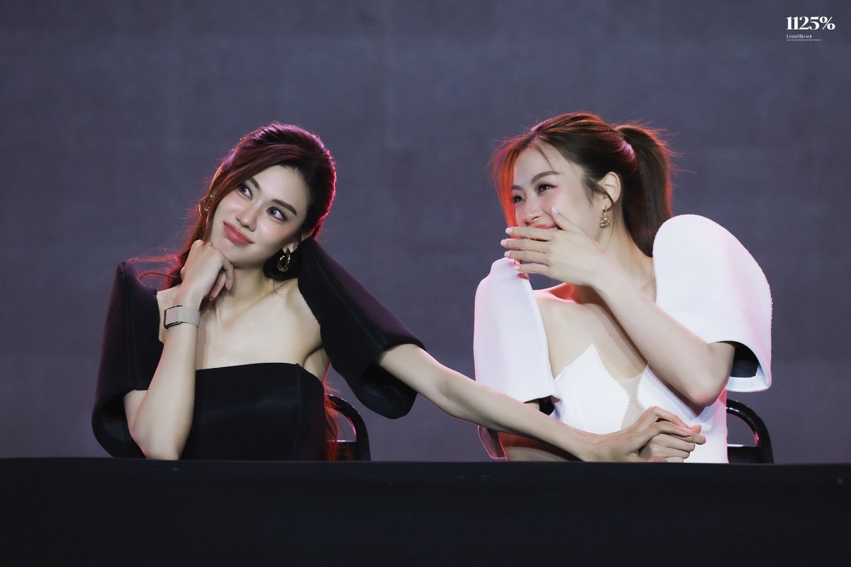 1125percent_'s tweet photo. 😘

#LenaMiuFMinManilaDay2 
#LenaMiu #ลีน่าหมิว 
#Lalinalena #MiuNatsha https://t.co/93eADp4Jnd