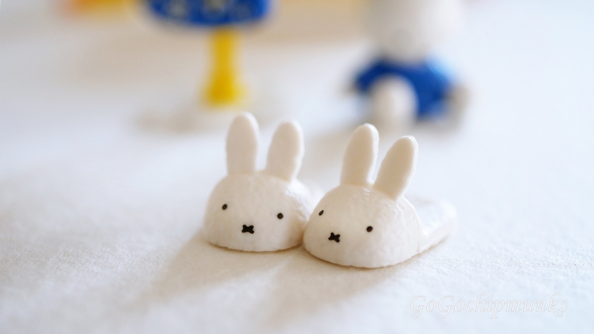 mini_hugru's tweet photo. 「うさこちゃんのさがしもの」のおはなしの中に登場するくまちゃん。ボリス似だけど、ボリスじゃない「くまちゃん」。おじいちゃんとおばあちゃんからの誕生日プレゼントです。
リーメントの「miffy room ミッフィーのいる生活」。

#ミッフィー　#ミニチュアルーム　#絵本
https://t.co/SkSOS3VVpZ https://t.co/qo47a6aSqK
