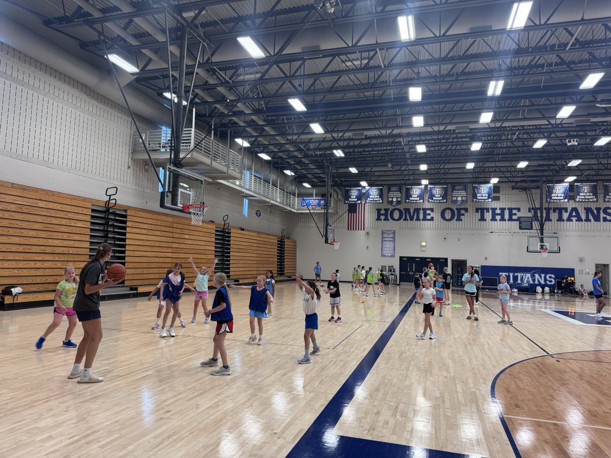 PLS_activities's tweet photo. Girls basketball 🏀 camp today!!!  A lot of fun going on in the gym!  @PLSouthGBB  @PLSHSTitans https://t.co/HcDlLg3SMh