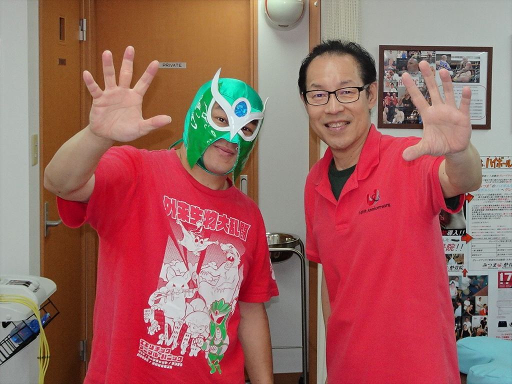 mitsuma6005's tweet photo. 久しぶりの再会！プロレスラー 山縣優選手！久しぶりに会場で元気な試合を魅せてくれました！いつも元気をありがとう！いつも来院してくれるイデア選手との会話は個人事業主としての話がメイン！#プロレスラー #山縣優 #イデア #みつま整骨院 #豊中市 #阪急 #曽根 #長興寺 #城山町 #桜塚 https://t.co/79mWmYGLO6