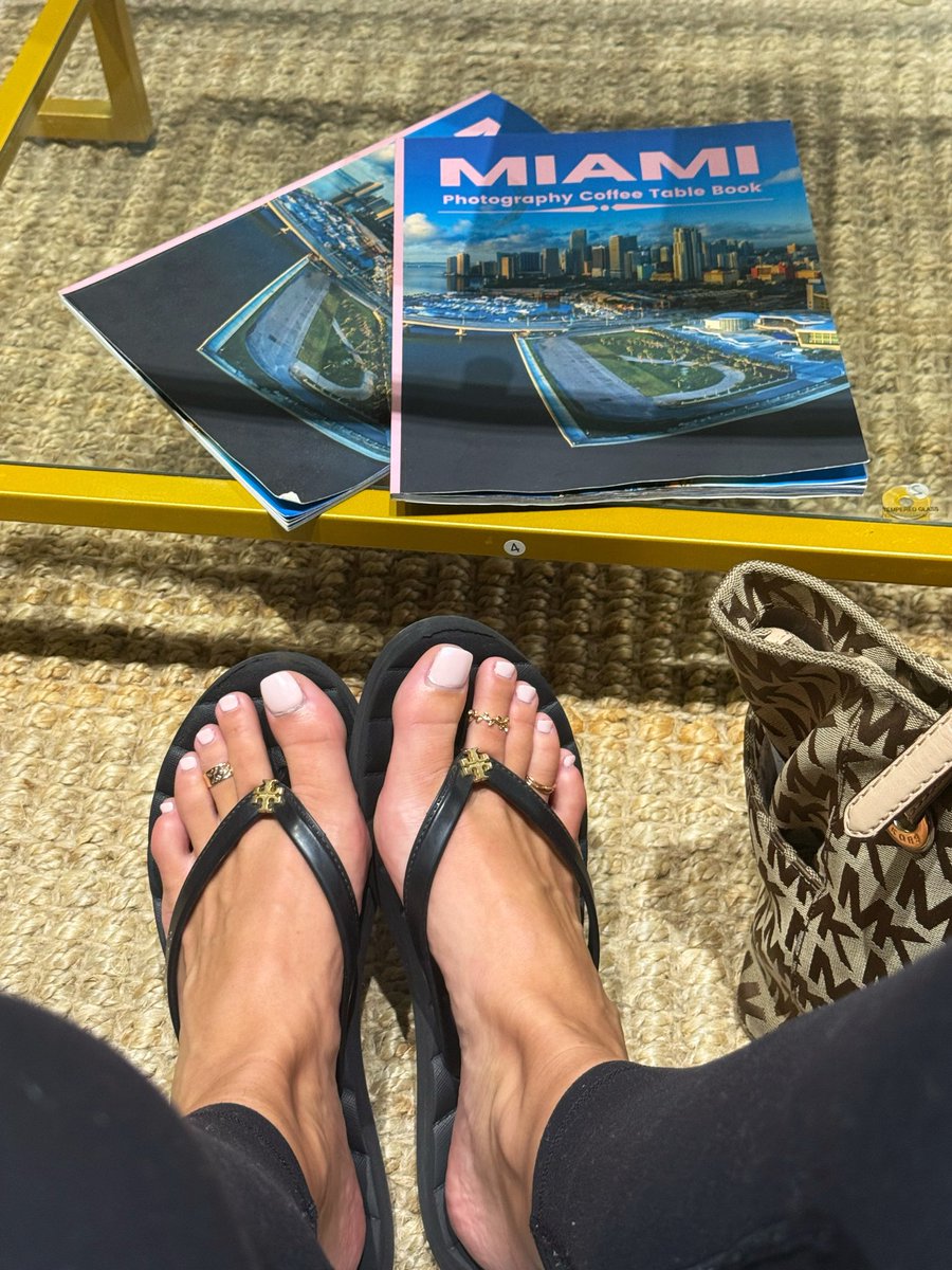 goddessky1ixoxo's tweet photo. big fan of the toe ring + flip flop combo lately💞 https://t.co/EsV8TmlXMq