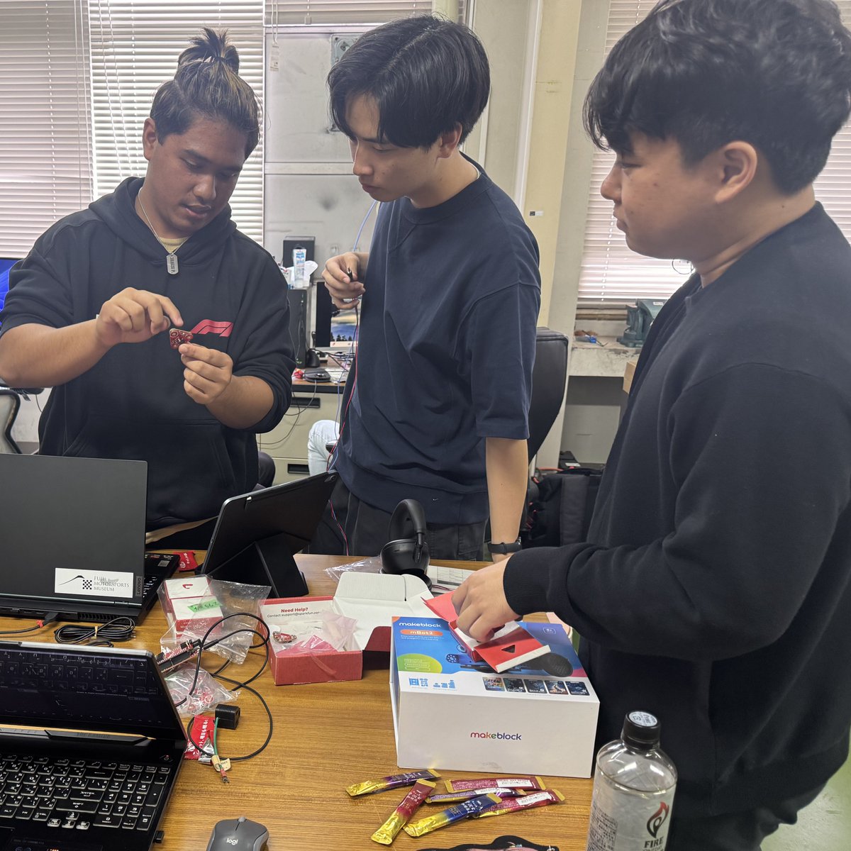 NIT_NumazuKOSEN's tweet photo. タイのキングモンクット工科大学ラカバン校（KMITL）より留学生を迎え、機械工学科内野研究室にて共同で研究活動を行っています。卒研生との専門的なディスカッションや実験を通じ、互いに刺激を受けながら交流を深めています。

#沼津高専 #国際交流 https://t.co/7oBTUoi54s