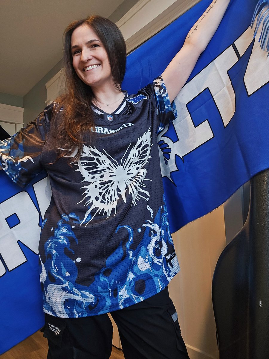 themishpitslc's tweet photo. New Grabbitz merch drop!! 🔥🔥🔥 

(Seriously more artists need to do football-style jerseys, this shit is so high quality and so comfy I wanna live in it)

@grabbitz https://t.co/p7W3V5rHSR