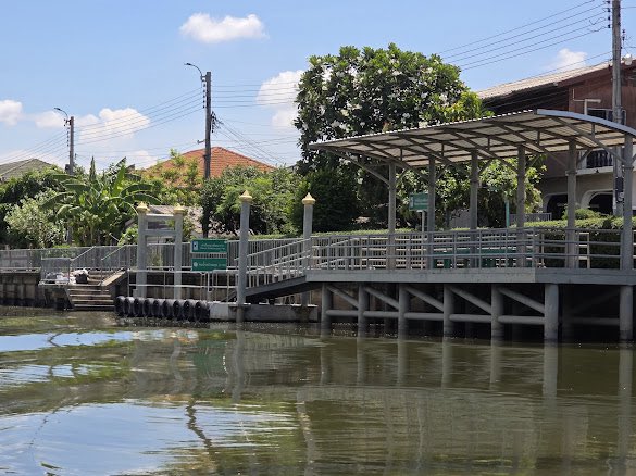 GateThapanee's tweet photo. อนาคตที่จะมองเห็นประเวศร่วมกัน 
“Mega Project คลองกรุงเทพฯ ของว่าที่ผู้สมัครส.ก.พรรคประชาชน และผู้ว่าฯประชาชน คลองประเวศบุรีรมย์ คนประเวศได้อะไร?“
.
👉ที่ผ่านมาคลองประเวศบุรีรมย์ของเขตประเวศเป็นคลองสายหลักที่ใช้ระบายน้ำจากลาดกระบังมีนบุรีผ่านไปคลองพระโขนงเพื่อลงสู่แม่น้ำเจ้าพระยา 
.
เกตุลงเรือสำรวจคลองพร้อมกับสส.ณัฐพงศ์ และว่าที่ผู้สมัครส.ก.เขตสวนหลวง มาโนช พร้อมทีมพัฒนาเมืองของพรรคประชาชน จากประตูระบายน้ำกระทุ่มเสือปลา คลองประเวศบุรีรมย์ไปจนถึงคลองพระโขนง เข้าสู่ึลองตันที่เชื่อมต่อกับคลองแสนแสบ
.
คลองประเวศมีศักยภาพมากกว่าที่จะเป็นเพียงคลองระบายน้ำ
🍊การสัญจรเชื่อมต่อขนส่งสาธารณะ สามารถใช้เป็นเส้นทางขนส่งสาธารณะทางน้ำโดยเรือ เพิ่มทางเลือกในการเดินทางเชื่อต่อสถานีรถไฟฟ้าทั้งสายสีเหลือง และสายสีเขียว
🍊โดยสามารถเพิ่มความปลอดภัย ทั้งเรื่องไฟฟ้าส่องสว่าง จุดราวกันตกคลองสายรอง
🍊ดูแลความสะอาด การขนส่งและเก็บขยะทางเรือ
🍊มี Bangkok Canal Dashboard หรือระบบข้อมูลเปิดคลองกรุงเทพฯ ที่รวมข้อมูลคลองสำคัญของเมืองไว้ในที่เดียว เช่น ข้อมูลระดับน้ำ ข้อมูลการคาดการณ์น้ำท่วม และสถานะเตือนภัยแบบรายสถานี ข้อมูลคุณภาพน้ำ 
.
เรามาร่วมกันผลักดันวาระของ“คนประเวศ ของคนกรุงเทพฯ”ร่วมกัน พัฒนาประเวศไปด้วยกันค่ะ

ฐาปนีย์ สุขสำราญ (เกตุ)
ว่าที่ผู้สมัครส.ก.เขตประเวศ พรรคประชาชน

#กรุงเทพง่ายๆ #BangkokMadeEasy 
#ผู้ว่าประชาชน #พรรคประชาชน 
#เขตประเวศ #ฐาปนีย์ยี่สิบสี่ชั่วโมง