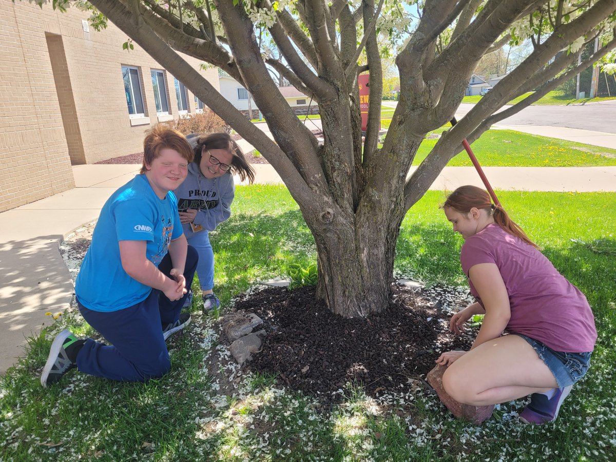 BarronAreaSD's tweet photo. Mrs. Huset’s crew rolled up their sleeves and got to work spreading mulch in front of Riverview to give a fresh and new look! ☀️💪
Way to show your #WeBackTheBears pride, Golden Bears! 🐻❤️ See less https://t.co/wEGO4iPU7X