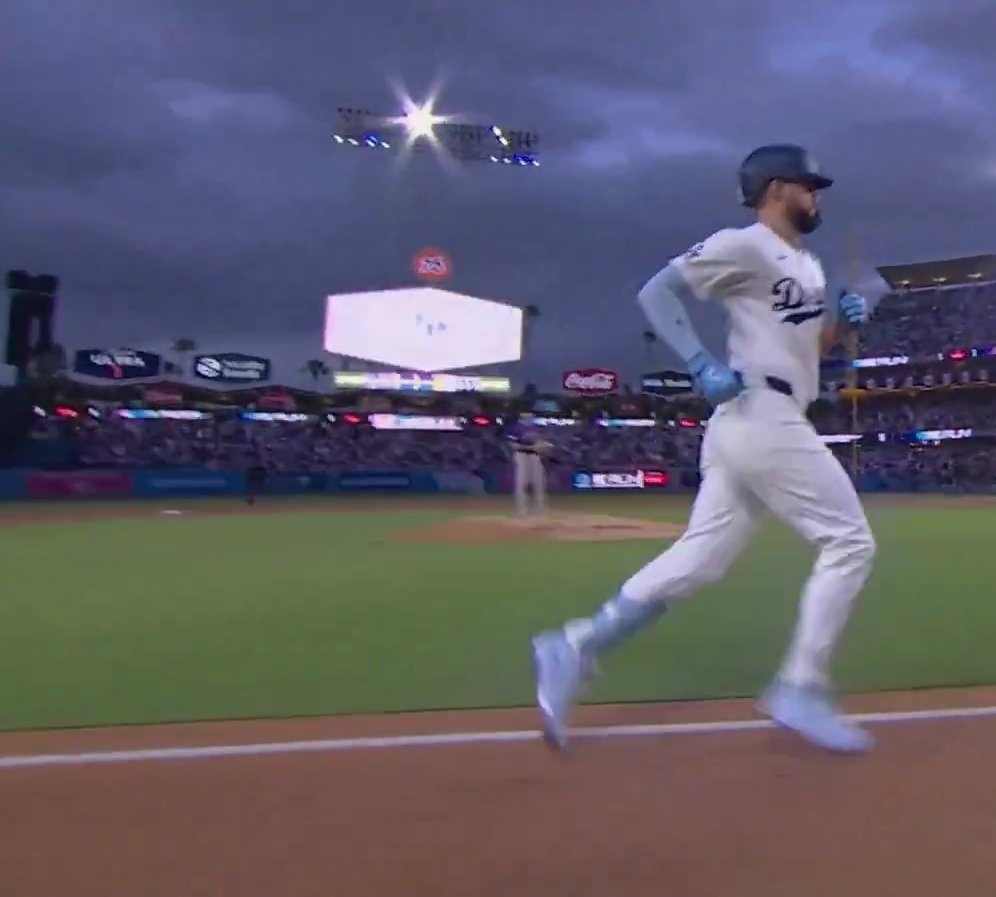 JenobeOne's tweet photo. @Dodgers Thought that was a drone following Pages 😂 https://t.co/F0nSeFL7Jc