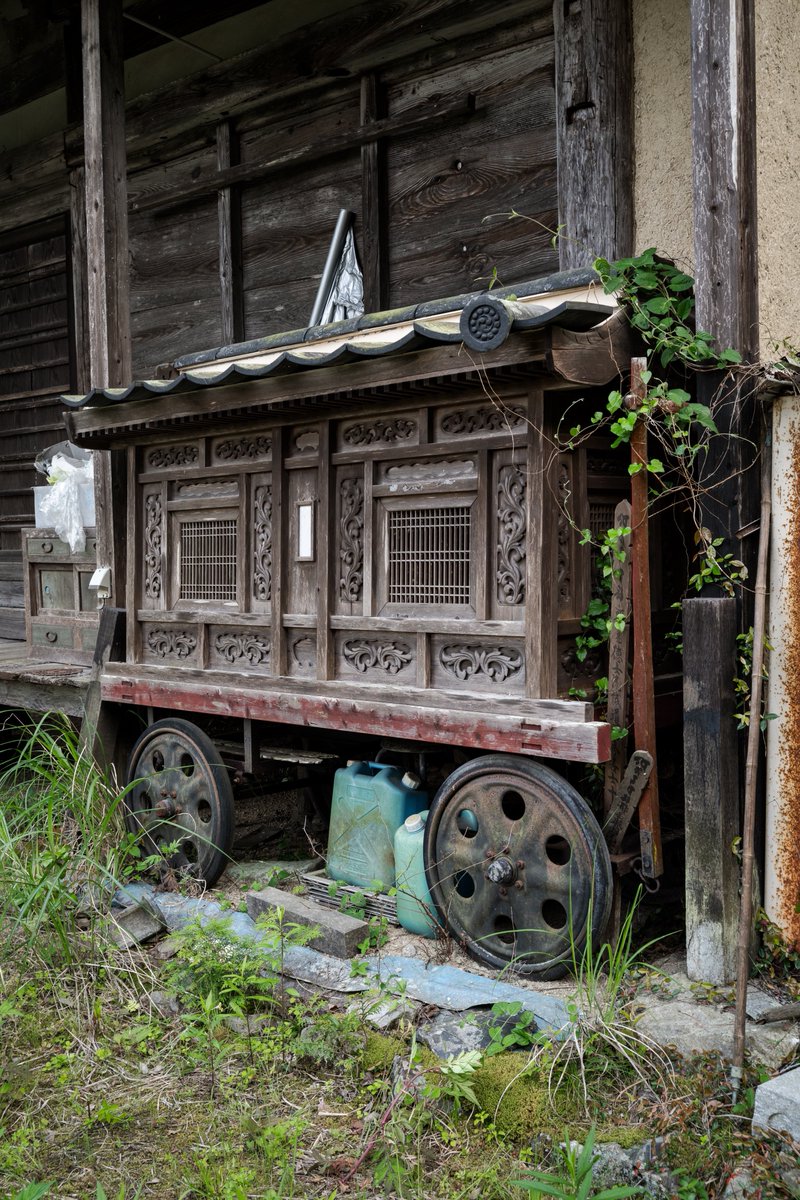 JIYUKENKYU_jp's tweet photo. 「木造の霊柩車が放置されている荒れ寺がある」、と言うのを知って見てきた。

荒れ寺とされる割にはお墓は綺麗だし寺も立派だなと思ったら10年前に住職が不在となり、山にあった墓地を建て替えて、有志で管理しているらしい。

…と、たまたまお参り来ていた地元のお婆さんに教えてもらったので「という事はこの霊柩車も地域で使われてたんですか？」と尋ねてみたら「いや、これは住職が趣味で集めていた」という意外な真実が明かされた。

住職は変わり者だったらしい
