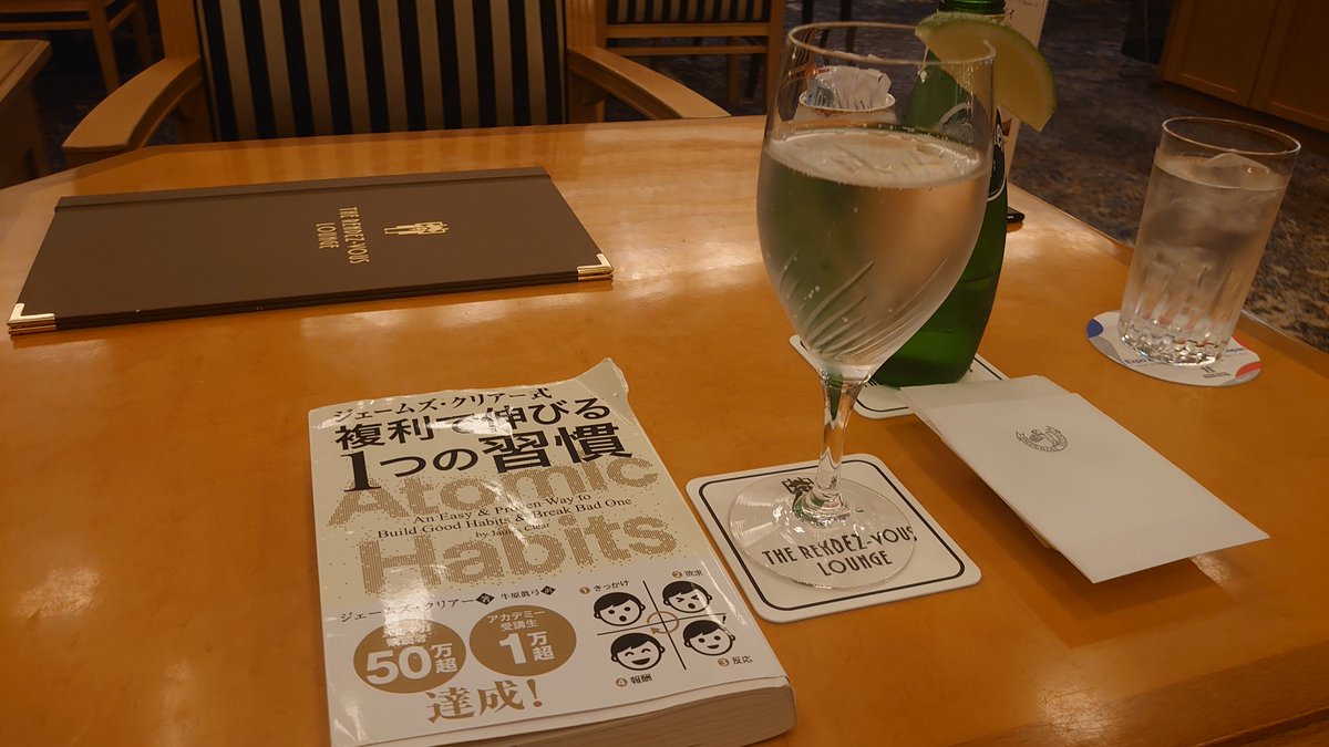 ivy_romance's tweet photo. 良書は読んでおけ。普遍的な情報を頭に入れておくだけで行動・思考の質が上がる。ただ、男磨きをしている我々にゆっくり本を読む時間などない。常に1冊カバンに入れておいて5分隙間時間があれば本を開く習慣を。気付いたら年間50冊くらい読破できてる。 https://t.co/18k4quMrDz