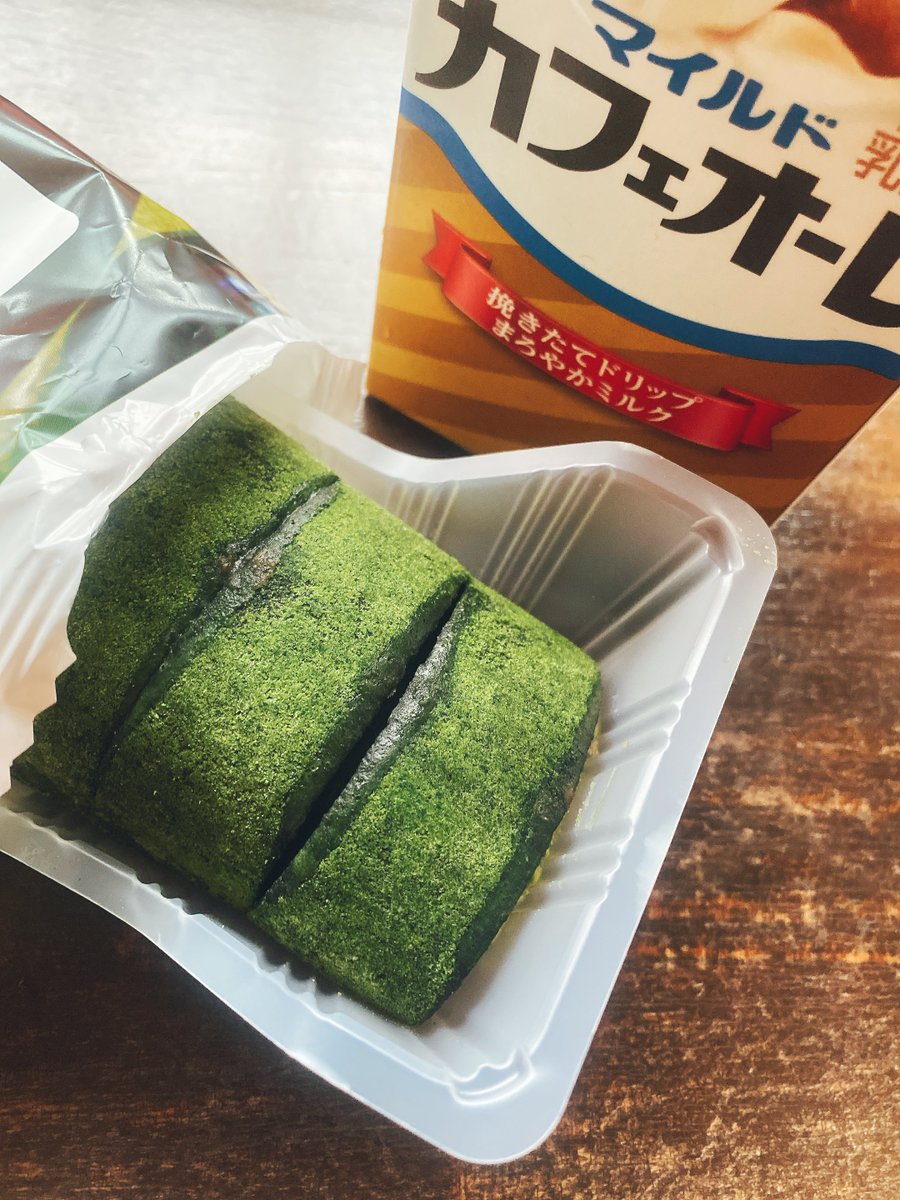 EMISA0711's tweet photo. ローソンの抹茶フェア最高すぎる！！
口も手も緑になるけど！！！
美味い！！！！！ https://t.co/WrehCDg8tj