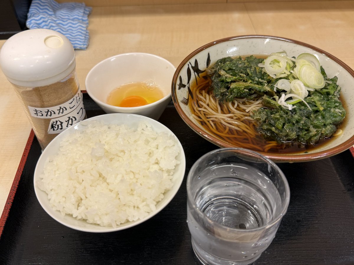 aiase's tweet photo. そばよし日本橋本店
春菊天そば、生卵、かつお粉ごはん

鰹節問屋が経営する東京の立ち食いそばの有名店でずっと行きたかったんだけど、土日が休みでチャンスがなかったが念願叶って来店

マジでつゆの美味さが段違い……春菊天を沈めたあとのつゆも絶品でした😋 https://t.co/lCovNEXWOh