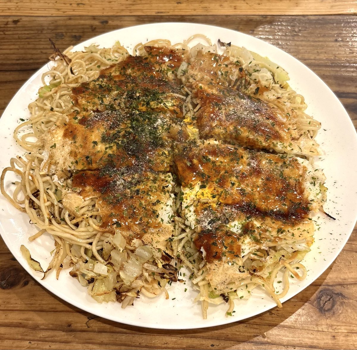 oomin77's tweet photo. 舟入南の六でそば肉玉餅トッピング。直径が大きなお好み焼き。豚バラとそば、もちがカリッとしていて、食感と香ばしさが楽しい。磯野の麺の風味も生きてる。ソースは薄塗り。なかなか旨いお好み焼きだと思います。 https://t.co/1dP03q0twG
