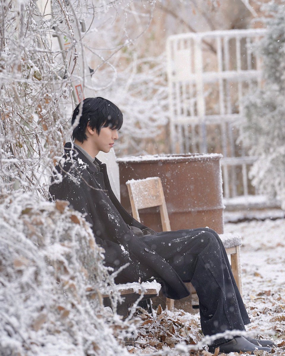 ThePresent_X's tweet photo. [#안효섭] <오늘도 매진했습니다> 
‘굿모닝’ 이해석이 ‘잘자요’ 매튜 리씨가 되던 겨울. #비하인드

<Sold Out on You> The winter ‘good morning’ Hae-seok became ‘good night’ Matthew Lee. 

#안효섭 #AHNHYOSEOP 
#오늘도매진했습니다 
#SoldOutonYou https://t.co/hIysxNCEO3