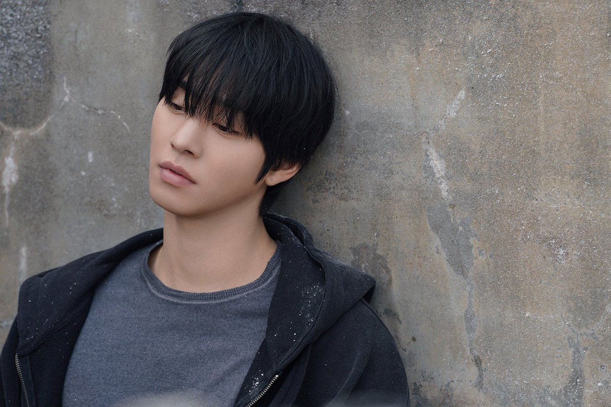 ThePresent_X's tweet photo. [#안효섭] <오늘도 매진했습니다> 
‘굿모닝’ 이해석이 ‘잘자요’ 매튜 리씨가 되던 겨울. #비하인드

<Sold Out on You> The winter ‘good morning’ Hae-seok became ‘good night’ Matthew Lee. 

#안효섭 #AHNHYOSEOP 
#오늘도매진했습니다 
#SoldOutonYou https://t.co/hIysxNCEO3