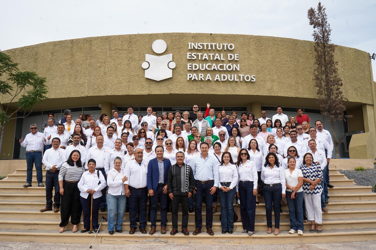 ArmandoContCast's tweet photo. Durante la gira de trabajo que llevamos a cabo en #Coahuila, pude reafirmar que, trabajando en coordinación, seguiremos llevando más oportunidades de aprendizaje y transformación a cada rincón del estado.

Como parte de esta agenda, dimos el banderazo de salida a la ruta de las Aulas Móviles de Fundación @TraxionMX, visitamos la Plaza Comunitaria “La Madriguera” y concluimos con una reunión de trabajo en el IEEA Coahuila, junto con toda su estructura institucional, fortaleciendo el trabajo en equipo y la atención educativa para las y los coahuilenses.

Agradezco al gran equipo del @IEEACOAHUILA por este valioso encuentro y por el compromiso que demuestran todos los días con la educación y el bienestar de la población.