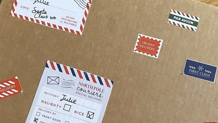 sweetiyoonthvla's tweet photo. au #kooktae — Delivery to your heart 

Jk,un repartidor, se equivoca de dirección una vez y termina conociendo a Tae.

Lo que empieza como un error se vuelve costumbre con paquetes “equivocados” a su puerta.

Hasta que Tae descubre la verdad: Jk solo quería volver a verlo. https://t.co/1JDCK38tvk