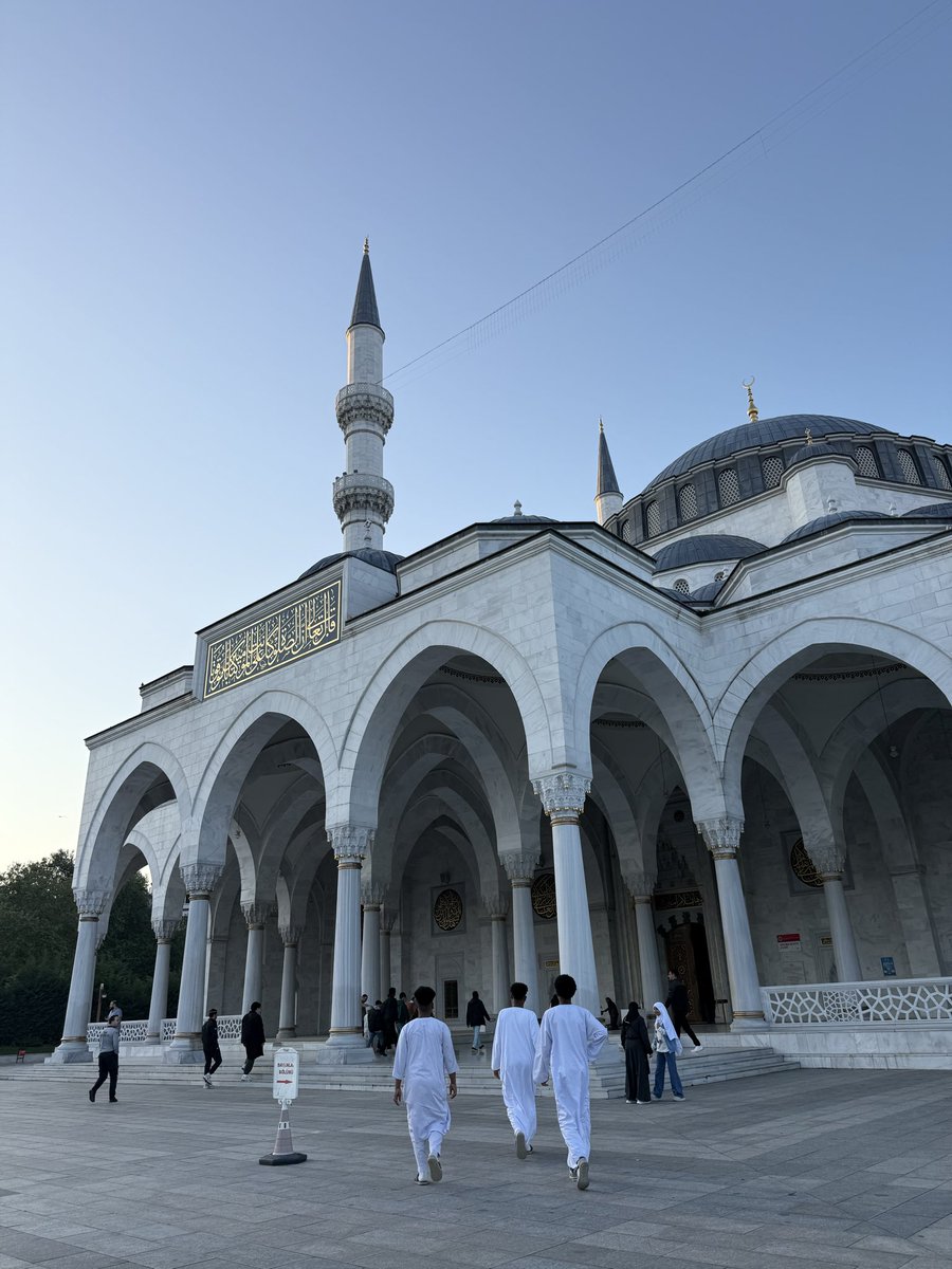 ebrarcoban's tweet photo. bizlere bir bayramı daha görmeyi nasip eden rabbimize şükürler olsun.
islam aleminin tüm bayramları neşeyle geçsin. https://t.co/I3zozDvHQs