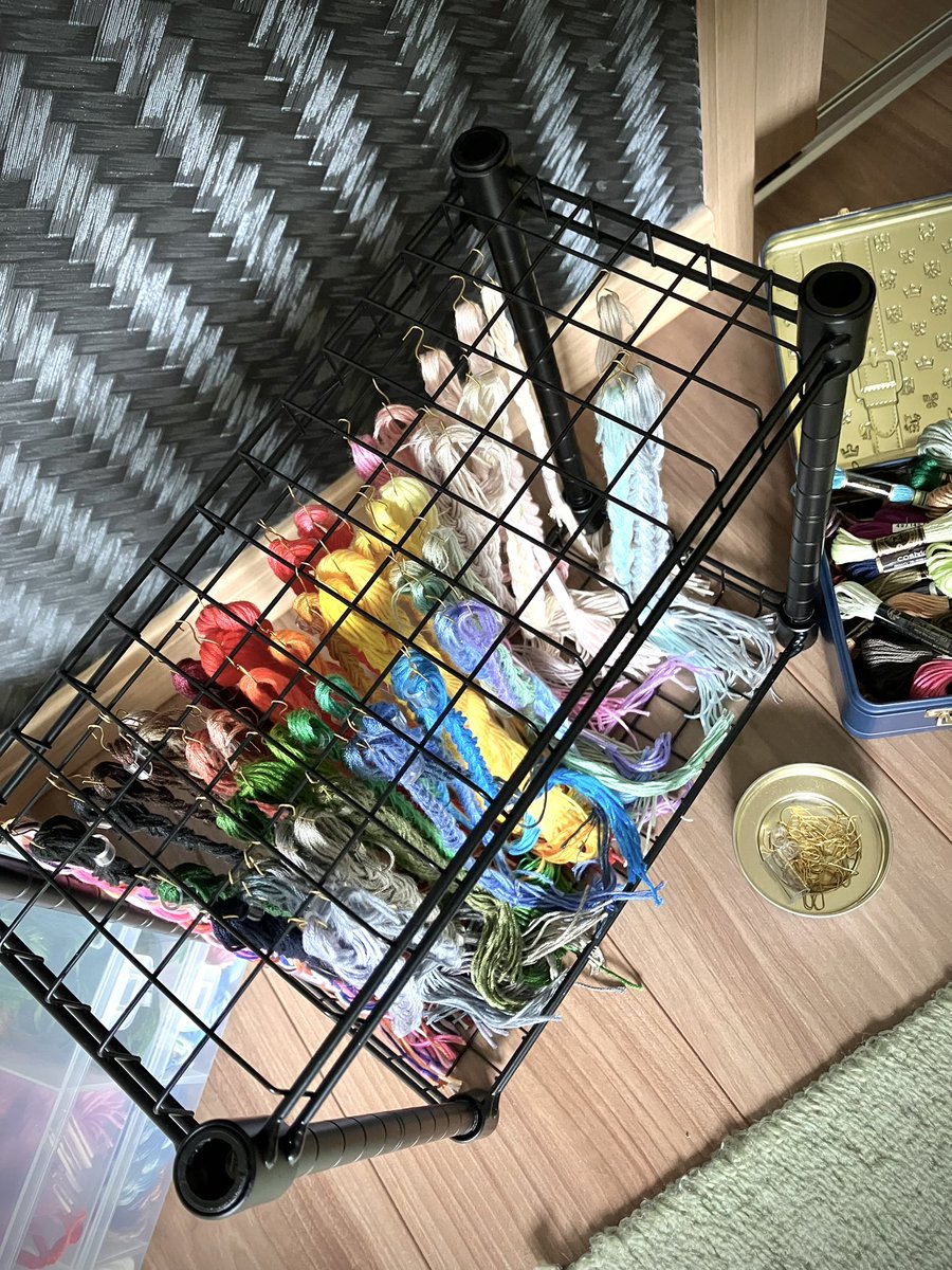 0zyo4's tweet photo. それでもまだまだ糸あるからもう1セット買ってきて二段にしてもいいかもしれない。ちなみに吊り下げる為のフックも大量に必要になるのでワイヤー1巻買って必要な分切り曲げして自作。 https://t.co/y0VFSgZhxM