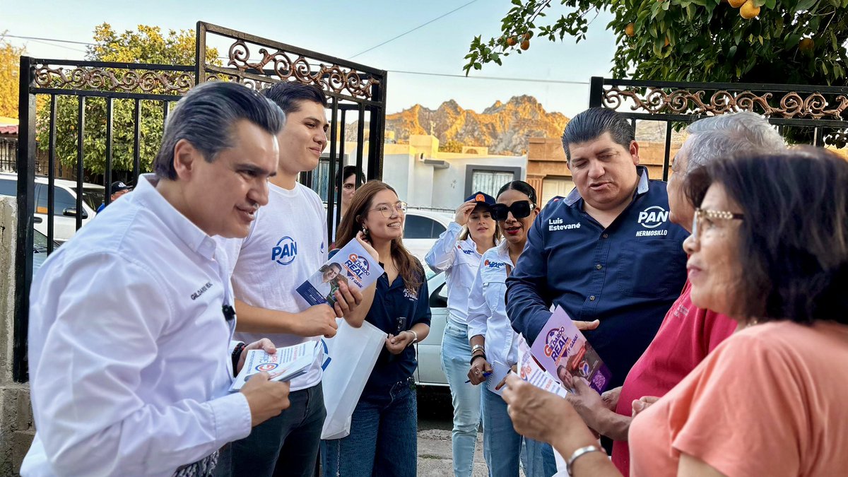 GildardoReal's tweet photo. Muy buen recorrido por la colonia Universidad y Revolución, saludando a muchas familias y escuchando de cerca sus ideas y propuestas para seguir construyendo mejores colonias y una mejor comunidad para todos. 💙

Gracias a las y los vecinos, y a nuestras amigas y amigos panistas, por caminar juntos y seguir fortaleciendo el trabajo en equipo y la cercanía con la gente.

#PorTuFamilia #ElPANestáAquí