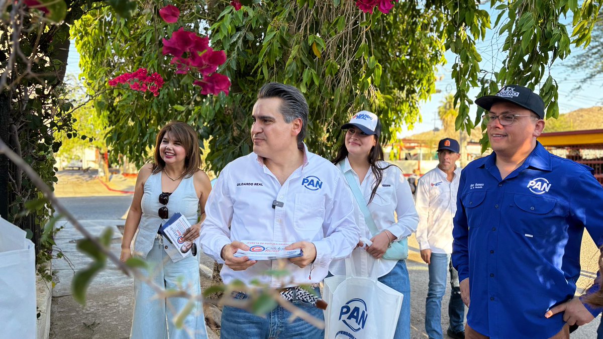 GildardoReal's tweet photo. Muy buen recorrido por la colonia Universidad y Revolución, saludando a muchas familias y escuchando de cerca sus ideas y propuestas para seguir construyendo mejores colonias y una mejor comunidad para todos. 💙

Gracias a las y los vecinos, y a nuestras amigas y amigos panistas, por caminar juntos y seguir fortaleciendo el trabajo en equipo y la cercanía con la gente.

#PorTuFamilia #ElPANestáAquí