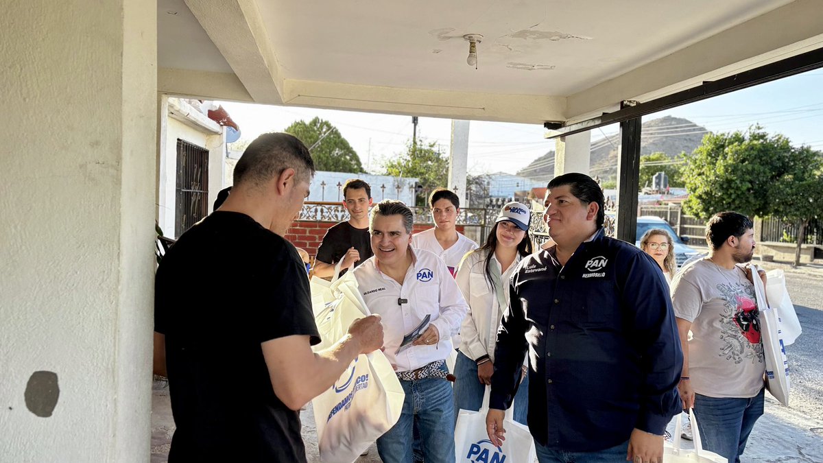 GildardoReal's tweet photo. Muy buen recorrido por la colonia Universidad y Revolución, saludando a muchas familias y escuchando de cerca sus ideas y propuestas para seguir construyendo mejores colonias y una mejor comunidad para todos. 💙

Gracias a las y los vecinos, y a nuestras amigas y amigos panistas, por caminar juntos y seguir fortaleciendo el trabajo en equipo y la cercanía con la gente.

#PorTuFamilia #ElPANestáAquí