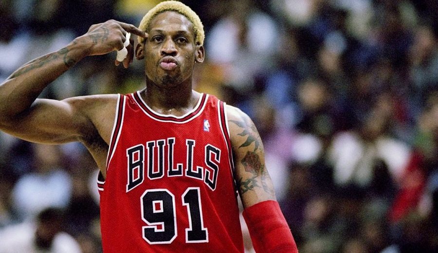 ElaineSstark's tweet photo. Dennis Rodman es uno de los ejemplos más impresionantes de superación.

Nacido en 1961 en Dallas, en una familia rota, su padre los abandonó cuando él tenía apenas tres años. Creció en la pobreza, tímido y sin perspectivas. 

En el instituto apenas medía 1,68 m, no logró entrar en el equipo de baloncesto y ni siquiera era capaz de anotar una bandeja sencilla. 

Trabajaba como conserje nocturno en un aeropuerto y, a los 18 años, se encontraba sin hogar, convencido de que su futuro era la cárcel, las dr0gas o algo peor.

Sin embargo, a los 20 años experimentó un crecimiento extraordinario y alcanzó casi los 2,10 m. 

Empezó a jugar al baloncesto de forma tardía, primero en un junior college y luego en una pequeña universidad de Oklahoma. 

En 1986, con 25 años, fue seleccionado en la segunda ronda del draft (posición 27) por los Detroit Pistons. 

Nadie esperaba gran cosa de él. 

Aun así, se convirtió en el mejor reboteador y uno de los mejores defensores de su generación: 

- Cinco anillos de campeón (dos con los Pistons y tres con los Chicago Bulls junto a Michael Jordan).

- Siete títulos de máximo reboteador de la liga.

- Dos veces elegido Defensor del Año y miembro del Salón de la Fama.

Su historia demuestra que no importa cuán tarde se comience ni cuán complicada haya sido la adolescencia. 

Con disciplina, trabajo incansable y determinación, es posible alcanzar la grandeza.

Hoy, con más de 64 años, Rodman sigue siendo una figura icónica del deporte y el entretenimiento. 

En 2026 fue inducido al Salón de la Fama de la WWE, convirtiéndose en el primer atleta en pertenecer tanto al Salón de la Fama de la NBA como al de la lucha libre profesional. 

Participa en convenciones, eventos de firmas, apariciones públicas y promueve su propia línea de ropa, manteniendo viva su excéntrica y legendaria personalidad.