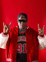 ElaineSstark's tweet photo. Dennis Rodman es uno de los ejemplos más impresionantes de superación.

Nacido en 1961 en Dallas, en una familia rota, su padre los abandonó cuando él tenía apenas tres años. Creció en la pobreza, tímido y sin perspectivas. 

En el instituto apenas medía 1,68 m, no logró entrar en el equipo de baloncesto y ni siquiera era capaz de anotar una bandeja sencilla. 

Trabajaba como conserje nocturno en un aeropuerto y, a los 18 años, se encontraba sin hogar, convencido de que su futuro era la cárcel, las dr0gas o algo peor.

Sin embargo, a los 20 años experimentó un crecimiento extraordinario y alcanzó casi los 2,10 m. 

Empezó a jugar al baloncesto de forma tardía, primero en un junior college y luego en una pequeña universidad de Oklahoma. 

En 1986, con 25 años, fue seleccionado en la segunda ronda del draft (posición 27) por los Detroit Pistons. 

Nadie esperaba gran cosa de él. 

Aun así, se convirtió en el mejor reboteador y uno de los mejores defensores de su generación: 

- Cinco anillos de campeón (dos con los Pistons y tres con los Chicago Bulls junto a Michael Jordan).

- Siete títulos de máximo reboteador de la liga.

- Dos veces elegido Defensor del Año y miembro del Salón de la Fama.

Su historia demuestra que no importa cuán tarde se comience ni cuán complicada haya sido la adolescencia. 

Con disciplina, trabajo incansable y determinación, es posible alcanzar la grandeza.

Hoy, con más de 64 años, Rodman sigue siendo una figura icónica del deporte y el entretenimiento. 

En 2026 fue inducido al Salón de la Fama de la WWE, convirtiéndose en el primer atleta en pertenecer tanto al Salón de la Fama de la NBA como al de la lucha libre profesional. 

Participa en convenciones, eventos de firmas, apariciones públicas y promueve su propia línea de ropa, manteniendo viva su excéntrica y legendaria personalidad.