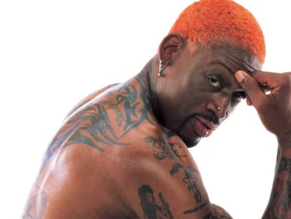 ElaineSstark's tweet photo. Dennis Rodman es uno de los ejemplos más impresionantes de superación.

Nacido en 1961 en Dallas, en una familia rota, su padre los abandonó cuando él tenía apenas tres años. Creció en la pobreza, tímido y sin perspectivas. 

En el instituto apenas medía 1,68 m, no logró entrar en el equipo de baloncesto y ni siquiera era capaz de anotar una bandeja sencilla. 

Trabajaba como conserje nocturno en un aeropuerto y, a los 18 años, se encontraba sin hogar, convencido de que su futuro era la cárcel, las dr0gas o algo peor.

Sin embargo, a los 20 años experimentó un crecimiento extraordinario y alcanzó casi los 2,10 m. 

Empezó a jugar al baloncesto de forma tardía, primero en un junior college y luego en una pequeña universidad de Oklahoma. 

En 1986, con 25 años, fue seleccionado en la segunda ronda del draft (posición 27) por los Detroit Pistons. 

Nadie esperaba gran cosa de él. 

Aun así, se convirtió en el mejor reboteador y uno de los mejores defensores de su generación: 

- Cinco anillos de campeón (dos con los Pistons y tres con los Chicago Bulls junto a Michael Jordan).

- Siete títulos de máximo reboteador de la liga.

- Dos veces elegido Defensor del Año y miembro del Salón de la Fama.

Su historia demuestra que no importa cuán tarde se comience ni cuán complicada haya sido la adolescencia. 

Con disciplina, trabajo incansable y determinación, es posible alcanzar la grandeza.

Hoy, con más de 64 años, Rodman sigue siendo una figura icónica del deporte y el entretenimiento. 

En 2026 fue inducido al Salón de la Fama de la WWE, convirtiéndose en el primer atleta en pertenecer tanto al Salón de la Fama de la NBA como al de la lucha libre profesional. 

Participa en convenciones, eventos de firmas, apariciones públicas y promueve su propia línea de ropa, manteniendo viva su excéntrica y legendaria personalidad.