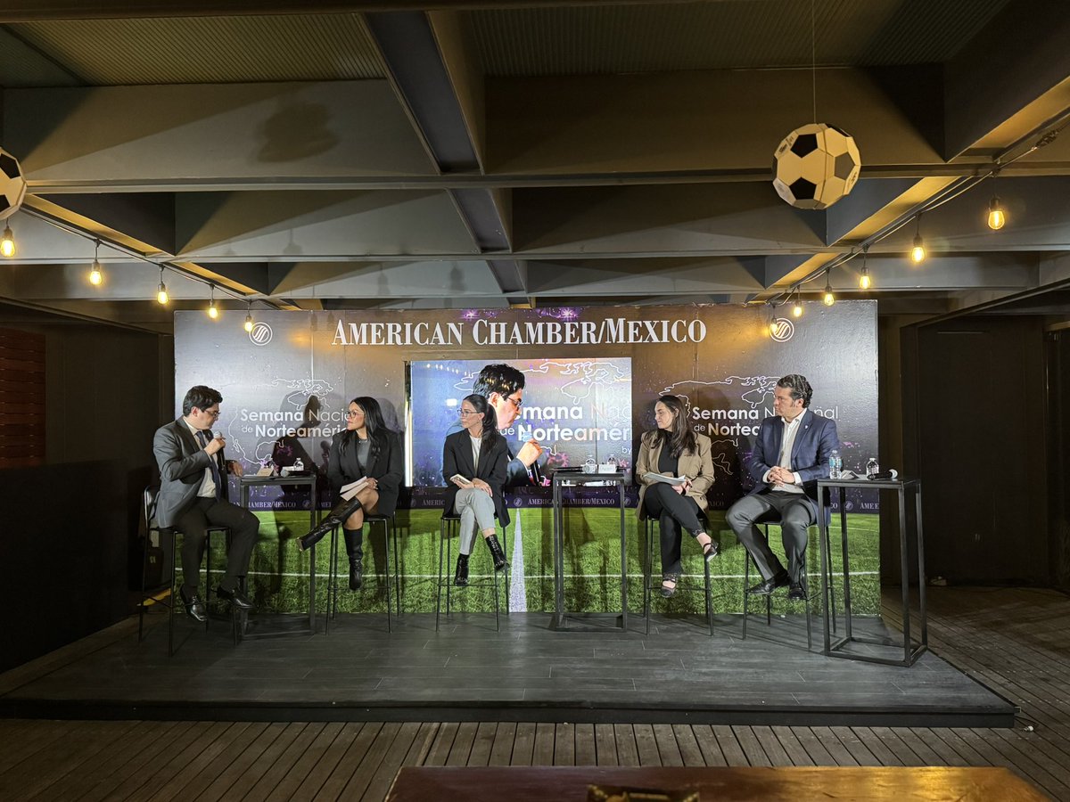 AmChamMexico's tweet photo. 🛡️En el juego global, la innovación también necesita defensa.

Carolina Pérez (@IMPI_Mexico), Gloria Niembro (Chevez Ruiz Zamarripa), @SteffSMS (Senado de la República) y @ManuelHacesA (@Meta) dialogan sobre propiedad intelectual, protección de marca y los retos que trae el escenario mundial rumbo a 2026.