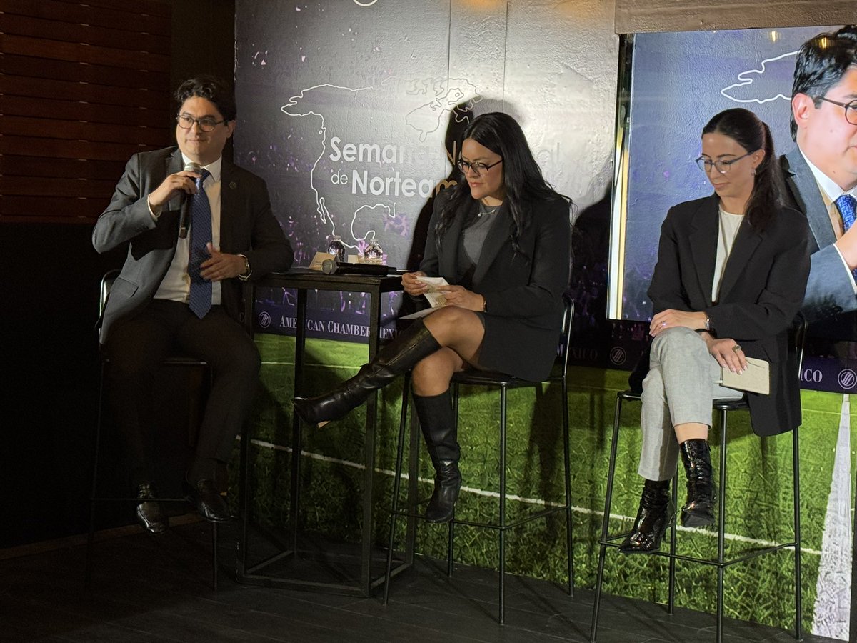 AmChamMexico's tweet photo. 🛡️En el juego global, la innovación también necesita defensa.

Carolina Pérez (@IMPI_Mexico), Gloria Niembro (Chevez Ruiz Zamarripa), @SteffSMS (Senado de la República) y @ManuelHacesA (@Meta) dialogan sobre propiedad intelectual, protección de marca y los retos que trae el escenario mundial rumbo a 2026.