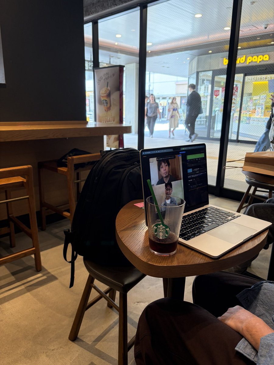 MuHakuchu's tweet photo. 隣の席でリモート会議のお兄ちゃん、最近多いけど、この手の会社のコンプライアンスはどうなってるかな？ https://t.co/ZNOFEXYtRY