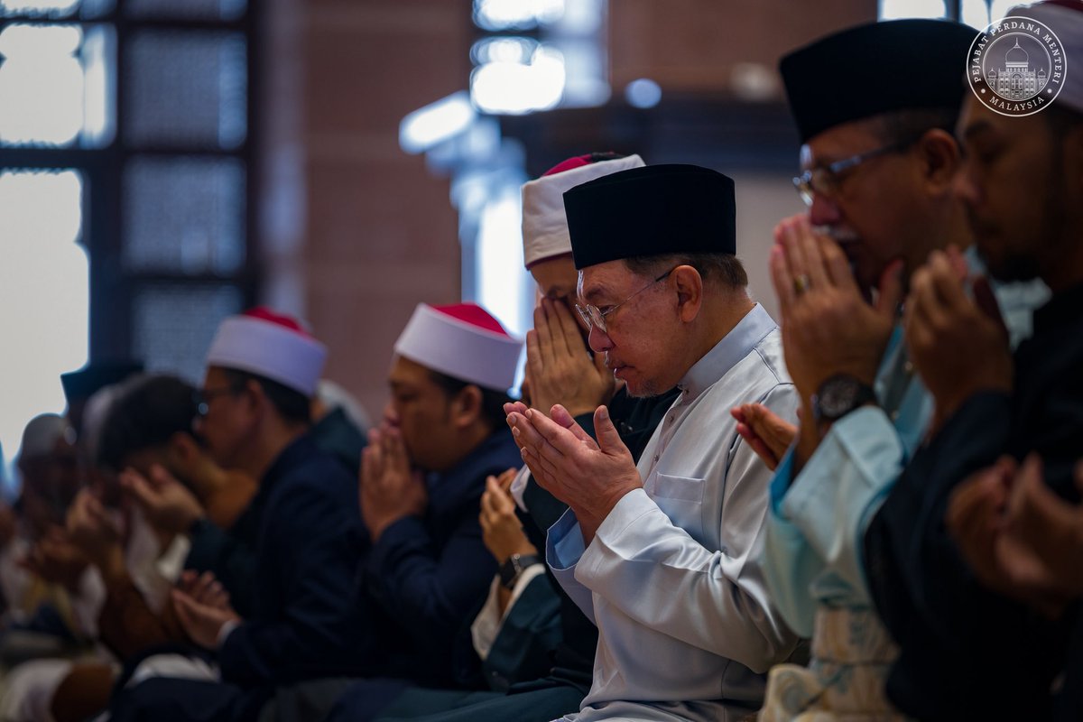 anwaribrahim's tweet photo. Alhamdulillah, bersama Azizah saya berkesempatan menyertai ribuan jemaah menunaikan solat sunat Hari Raya Aidiladha di Masjid Putra dalam suasana yang penuh kesederhanaan, keharmonian dan penghayatan takwa kepada Allah SWT.

Di kesempatan ini, gema takbir Aidiladha dialunkan bersama-sama, di samping mendengar khutbah bertajuk “Pengorbanan Menuntut Keikhlasan” yang mengingatkan kita bahawa pengorbanan sebenar bukan sekadar pada harta dan tenaga, tetapi juga pengorbanan sifat ego, keangkuhan, kebencian serta segala yang menjauhkan diri daripada rahmat dan reda Allah SWT.

Khutbah turut menyeru para jemaah agar terus memperkukuh ukhuwah, menyemai sifat ihsan dan belas kasih sesama insan, serta menjadikan semangat pengorbanan sebagai asas dalam membina masyarakat yang bersatu, berakhlak dan saling peduli antara satu sama lain.

Usai solat, kami sempat bersalaman, bertegur sapa dan bergambar bersama para jemaah sebagai momen meraikan hari yang penuh barakah, kemuliaan dan kesyukuran ini.

Moga Aidiladha kali ini memperteguh keimanan dan ketakwaan kita kepada Allah SWT, mempererat persaudaraan sesama insan serta menyuburkan semangat pengorbanan dan keikhlasan dalam setiap amal dan kehidupan. Insya-Allah.

#MalaysiaMADANI
#MADANIbekerja
#YakinMADANI