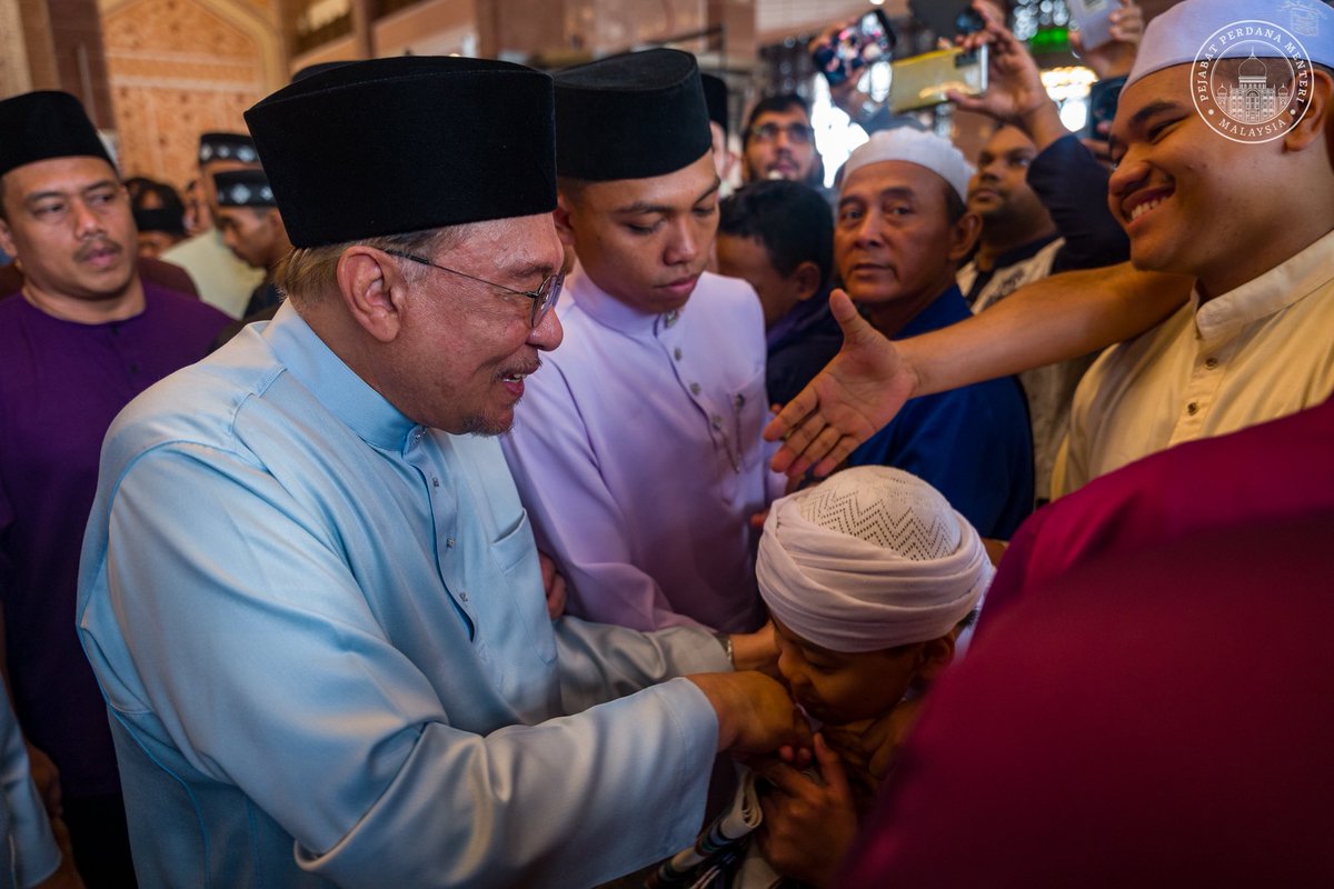 anwaribrahim's tweet photo. Alhamdulillah, bersama Azizah saya berkesempatan menyertai ribuan jemaah menunaikan solat sunat Hari Raya Aidiladha di Masjid Putra dalam suasana yang penuh kesederhanaan, keharmonian dan penghayatan takwa kepada Allah SWT.

Di kesempatan ini, gema takbir Aidiladha dialunkan bersama-sama, di samping mendengar khutbah bertajuk “Pengorbanan Menuntut Keikhlasan” yang mengingatkan kita bahawa pengorbanan sebenar bukan sekadar pada harta dan tenaga, tetapi juga pengorbanan sifat ego, keangkuhan, kebencian serta segala yang menjauhkan diri daripada rahmat dan reda Allah SWT.

Khutbah turut menyeru para jemaah agar terus memperkukuh ukhuwah, menyemai sifat ihsan dan belas kasih sesama insan, serta menjadikan semangat pengorbanan sebagai asas dalam membina masyarakat yang bersatu, berakhlak dan saling peduli antara satu sama lain.

Usai solat, kami sempat bersalaman, bertegur sapa dan bergambar bersama para jemaah sebagai momen meraikan hari yang penuh barakah, kemuliaan dan kesyukuran ini.

Moga Aidiladha kali ini memperteguh keimanan dan ketakwaan kita kepada Allah SWT, mempererat persaudaraan sesama insan serta menyuburkan semangat pengorbanan dan keikhlasan dalam setiap amal dan kehidupan. Insya-Allah.

#MalaysiaMADANI
#MADANIbekerja
#YakinMADANI