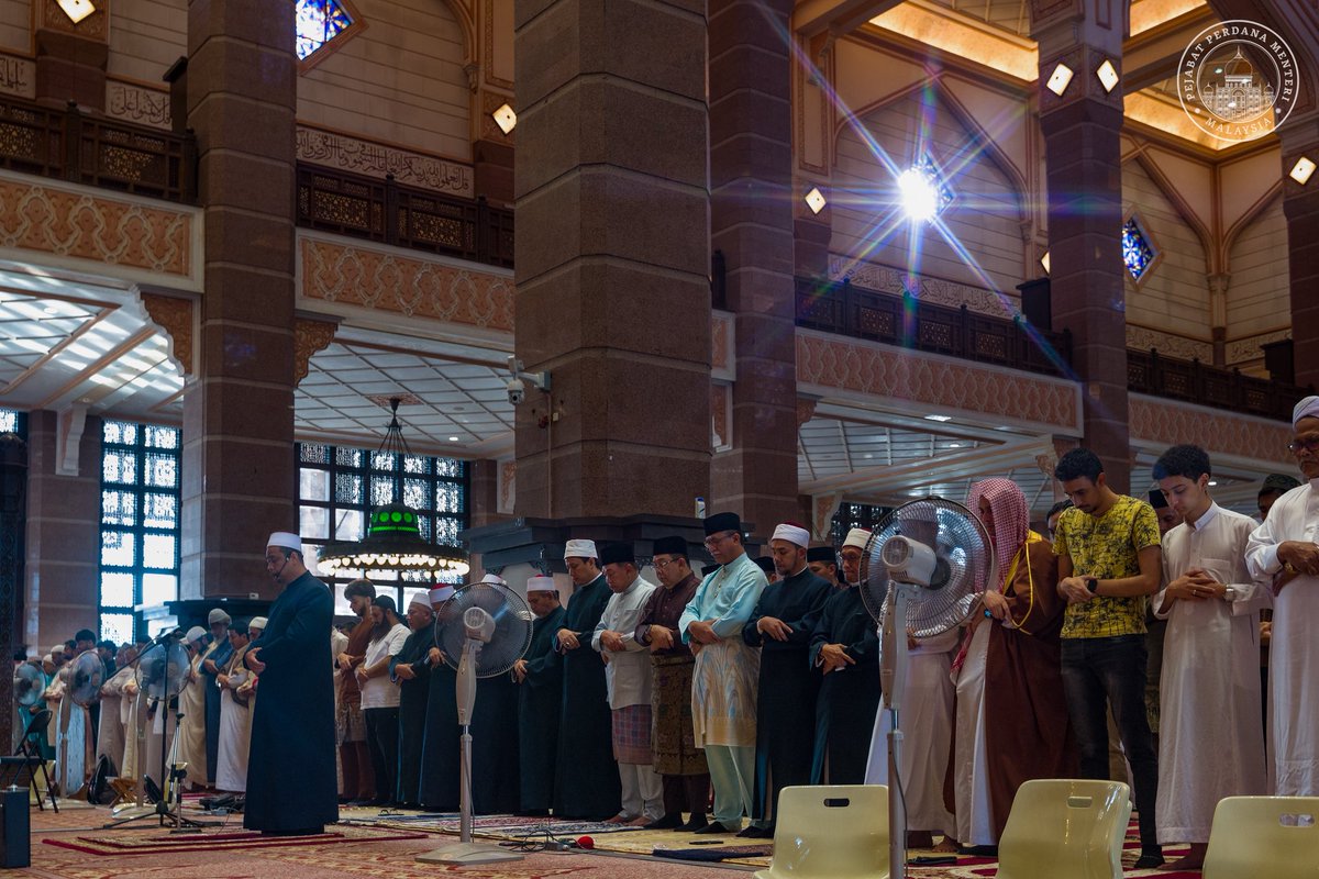 anwaribrahim's tweet photo. Alhamdulillah, bersama Azizah saya berkesempatan menyertai ribuan jemaah menunaikan solat sunat Hari Raya Aidiladha di Masjid Putra dalam suasana yang penuh kesederhanaan, keharmonian dan penghayatan takwa kepada Allah SWT.

Di kesempatan ini, gema takbir Aidiladha dialunkan bersama-sama, di samping mendengar khutbah bertajuk “Pengorbanan Menuntut Keikhlasan” yang mengingatkan kita bahawa pengorbanan sebenar bukan sekadar pada harta dan tenaga, tetapi juga pengorbanan sifat ego, keangkuhan, kebencian serta segala yang menjauhkan diri daripada rahmat dan reda Allah SWT.

Khutbah turut menyeru para jemaah agar terus memperkukuh ukhuwah, menyemai sifat ihsan dan belas kasih sesama insan, serta menjadikan semangat pengorbanan sebagai asas dalam membina masyarakat yang bersatu, berakhlak dan saling peduli antara satu sama lain.

Usai solat, kami sempat bersalaman, bertegur sapa dan bergambar bersama para jemaah sebagai momen meraikan hari yang penuh barakah, kemuliaan dan kesyukuran ini.

Moga Aidiladha kali ini memperteguh keimanan dan ketakwaan kita kepada Allah SWT, mempererat persaudaraan sesama insan serta menyuburkan semangat pengorbanan dan keikhlasan dalam setiap amal dan kehidupan. Insya-Allah.

#MalaysiaMADANI
#MADANIbekerja
#YakinMADANI