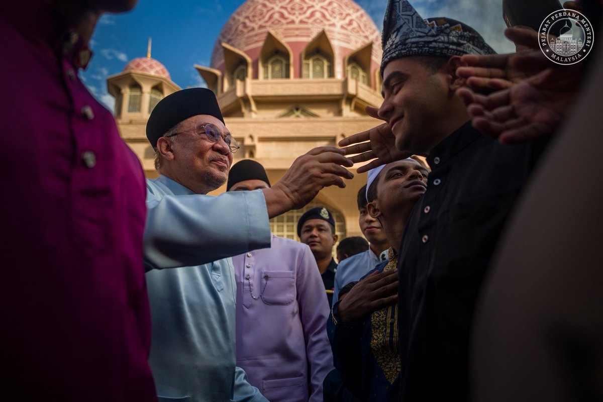 anwaribrahim's tweet photo. Alhamdulillah, bersama Azizah saya berkesempatan menyertai ribuan jemaah menunaikan solat sunat Hari Raya Aidiladha di Masjid Putra dalam suasana yang penuh kesederhanaan, keharmonian dan penghayatan takwa kepada Allah SWT.

Di kesempatan ini, gema takbir Aidiladha dialunkan bersama-sama, di samping mendengar khutbah bertajuk “Pengorbanan Menuntut Keikhlasan” yang mengingatkan kita bahawa pengorbanan sebenar bukan sekadar pada harta dan tenaga, tetapi juga pengorbanan sifat ego, keangkuhan, kebencian serta segala yang menjauhkan diri daripada rahmat dan reda Allah SWT.

Khutbah turut menyeru para jemaah agar terus memperkukuh ukhuwah, menyemai sifat ihsan dan belas kasih sesama insan, serta menjadikan semangat pengorbanan sebagai asas dalam membina masyarakat yang bersatu, berakhlak dan saling peduli antara satu sama lain.

Usai solat, kami sempat bersalaman, bertegur sapa dan bergambar bersama para jemaah sebagai momen meraikan hari yang penuh barakah, kemuliaan dan kesyukuran ini.

Moga Aidiladha kali ini memperteguh keimanan dan ketakwaan kita kepada Allah SWT, mempererat persaudaraan sesama insan serta menyuburkan semangat pengorbanan dan keikhlasan dalam setiap amal dan kehidupan. Insya-Allah.

#MalaysiaMADANI
#MADANIbekerja
#YakinMADANI
