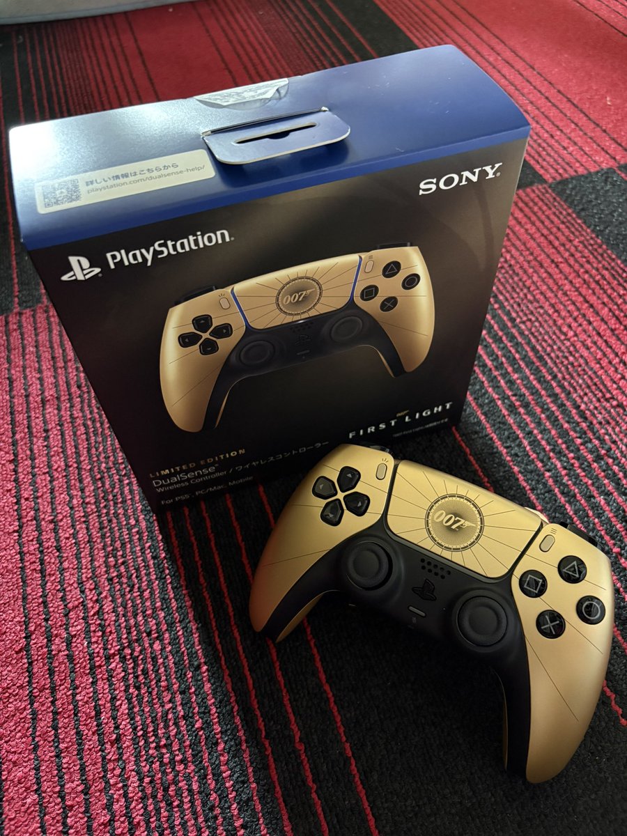 AEon_grace's tweet photo. 新しいPS5コントローラーが届いた🎮
007 FIRST LIGHTコラボ
かっこいい(∩˃o˂∩)♡
今日からゲームのお供
よろしくお願いします♪✨
 #ワイヤレスコントローラー
#Wirelesscontroller
#007FIRSTLIGHT
 #PS5
#Platstation5 https://t.co/hKJcEQ9DWy