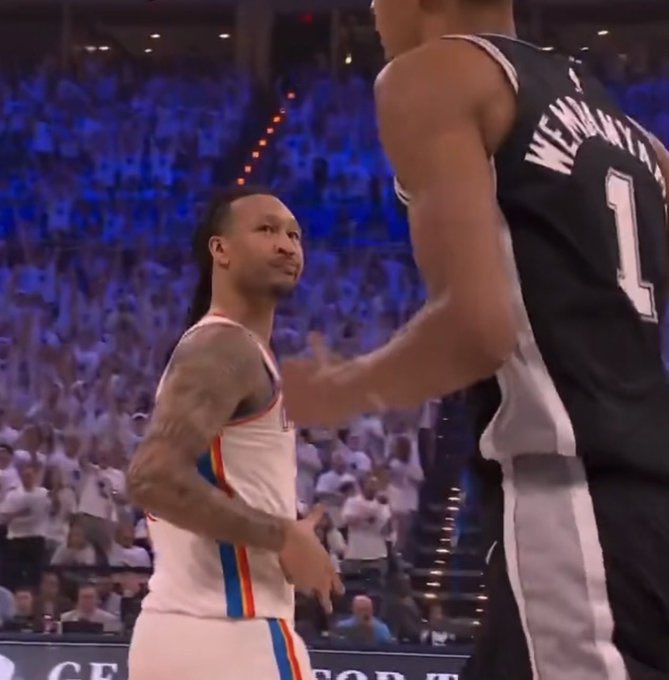 ThunderChats's tweet photo. SPURS GIVING UP

THUNDER GO UP 3-2

LETS CLOSE THIS THING OUT

#ThunderUp https://t.co/Iq0pLnDhJH