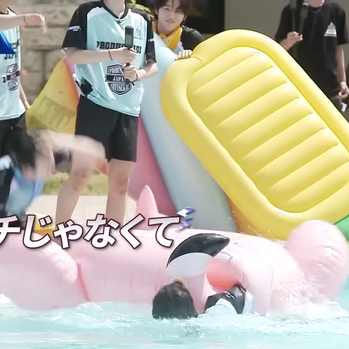 syaaaaaakehyj's tweet photo. ありえんくらい浮き輪持っとるイヒョンジェおってほんま神 https://t.co/v1vxVrheHr