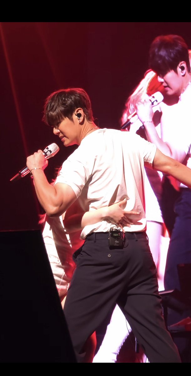 love_inthemode's tweet photo. 이번에 치인 가장 큰 이유중에 하나는 흰반팔티 라고 본다  팔 부분에 살짝 찝은것 까지ㅎ 밋밋한 흰반팔티 지만 밋밋하지 않은 여러 이유가 있지 ㅋㅋㅋㅋ 너무 좋아  🤭🤭🤭🤭🤭🤭🤭🤭 #환희 https://t.co/49NplWgbCn