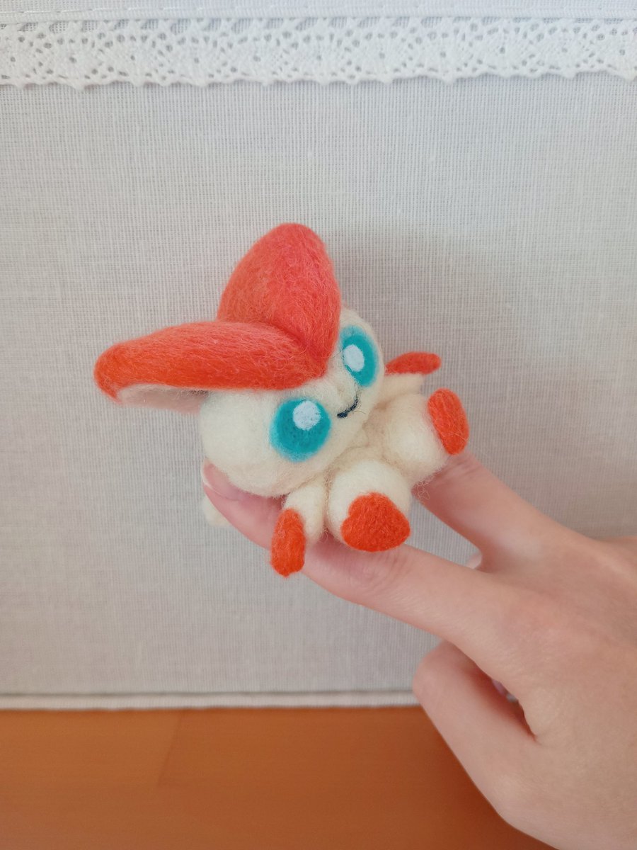 iris_lemonade's tweet photo. ★図鑑No.0494　ビクティニ
ふしぎなおくりものにて「リバティチケット」を貰い、ビクティニをGETしに行った思い出が蘇りました✌

#ポケモン #Pokemon 
#羊毛フェルト https://t.co/4DuPx5aCjv