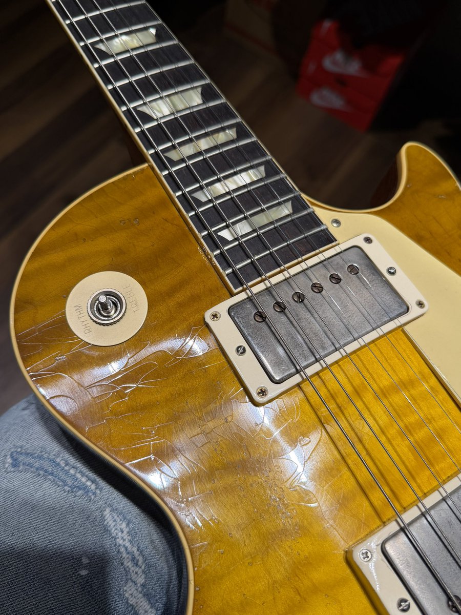 hir_o_system's tweet photo. 2️⃣0️⃣2️⃣3️⃣
“Green Lemon Burst”

今の漆黒のインディアンローズウッドも気に入ってるけど、やっぱハカランダという名称にもあこがれる！

今のところする気はないけど
国内でも加工を請け負ってくれる工房はあるのかな？

#ギブソンレスポール #レスポール #murphylab #マーラボ #gibsonlespaul https://t.co/3ocVrst4Kc