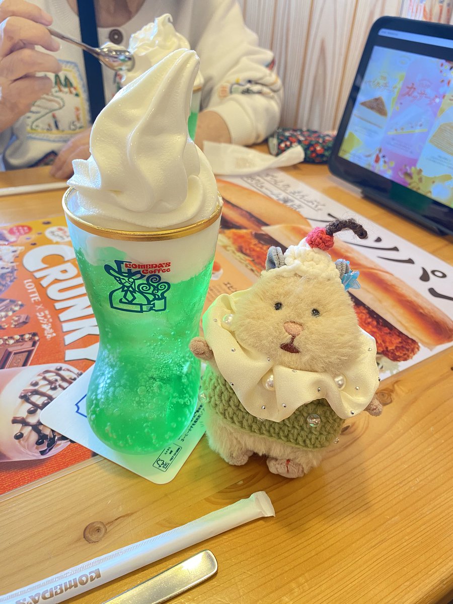 hasidirokou's tweet photo. 昨日はマナを連れて祖母とデートしてきたよ〜💕
念願のメロンクリームソーダのお洋服きてメロンクリームソーダを堪能したマナ氏⋆⸜🐹⸝‍⋆

 #ぬいぐるみ  #ぬい撮り  #ぬい活 #はむにぎり https://t.co/awpgurYYLl