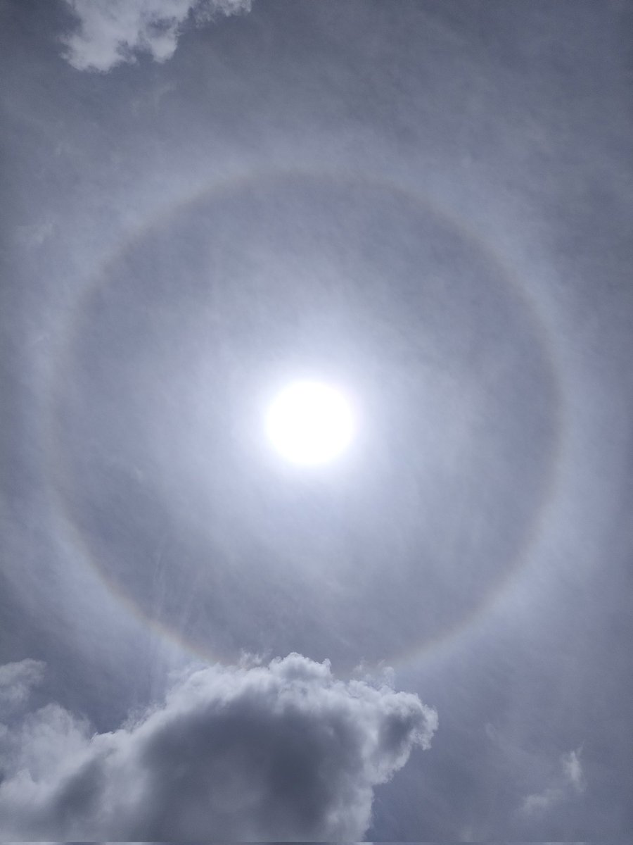 thinking0704's tweet photo. 太陽がすごい！
虹？？虹なの？🌈 https://t.co/VqSkDBsfyf