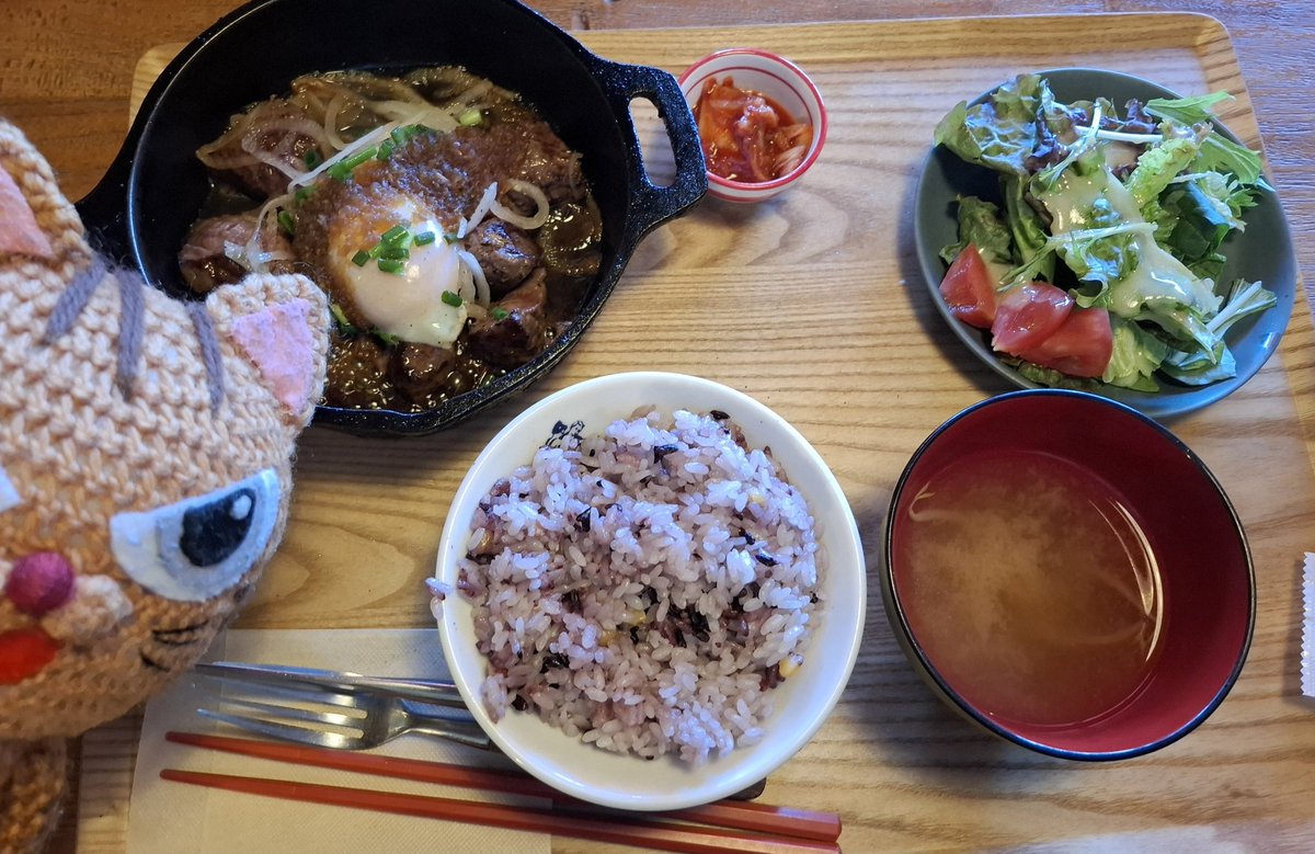 fuunya_mumunya's tweet photo. おひるのじか〜ん🎵
この前モグモグした #小山市 『#CafeQ』 さんの牛ハラミ鉄板焼定食の写真ペタ📸
マルシェなどイベントでお会いすることが多くて、久々のお店でのモグモグ(*≧ェ≦*)
アツアツめっちゃうまうまだったにゃ💛
みんなもぜひぜひ〜( ≧ェ≦)ノ
#小山市ランチ
#ふぅにゃおすすめのお店 https://t.co/AmmqxFe5aB